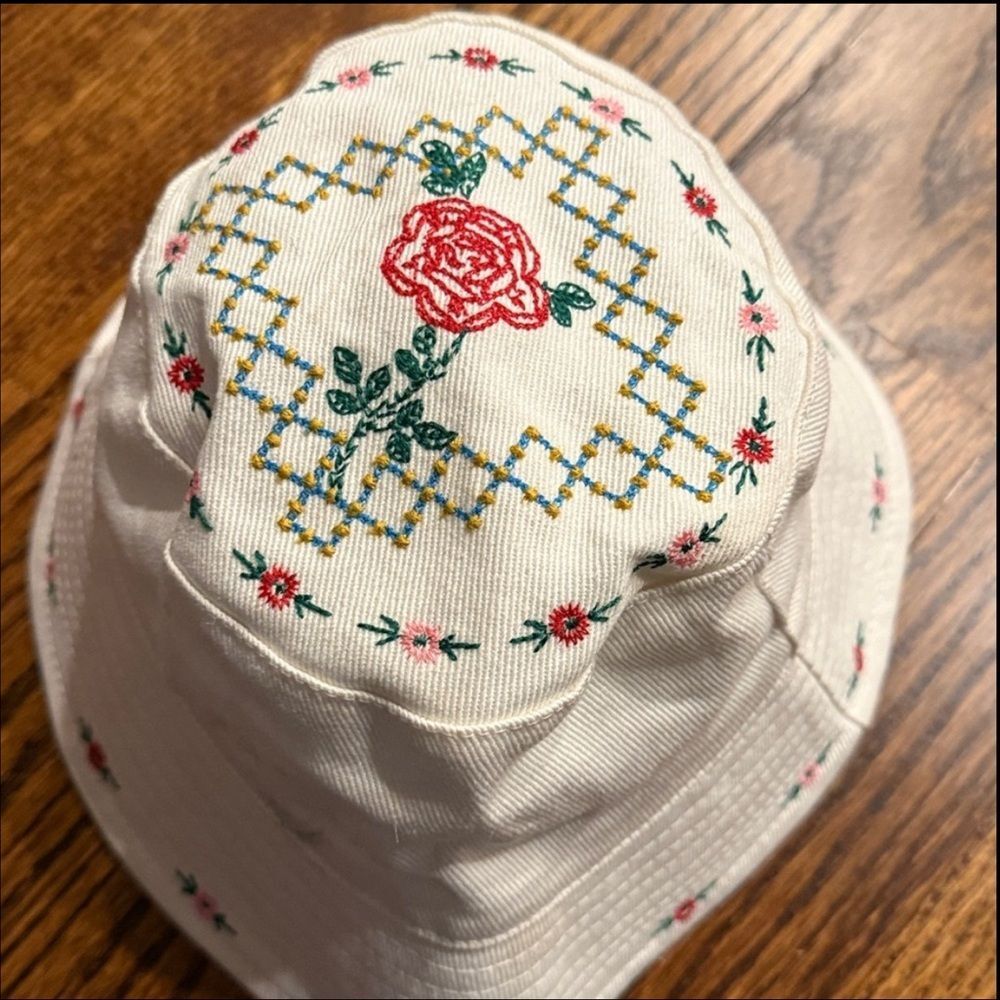New Urban Outfitters Embroidered Rose Bucket Hat One Size - Picture 5 of 7